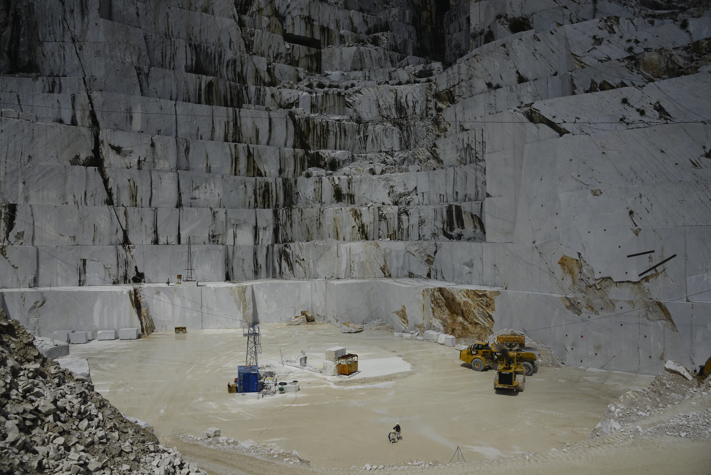 Produção de pedra natural numa pedreira de mármore